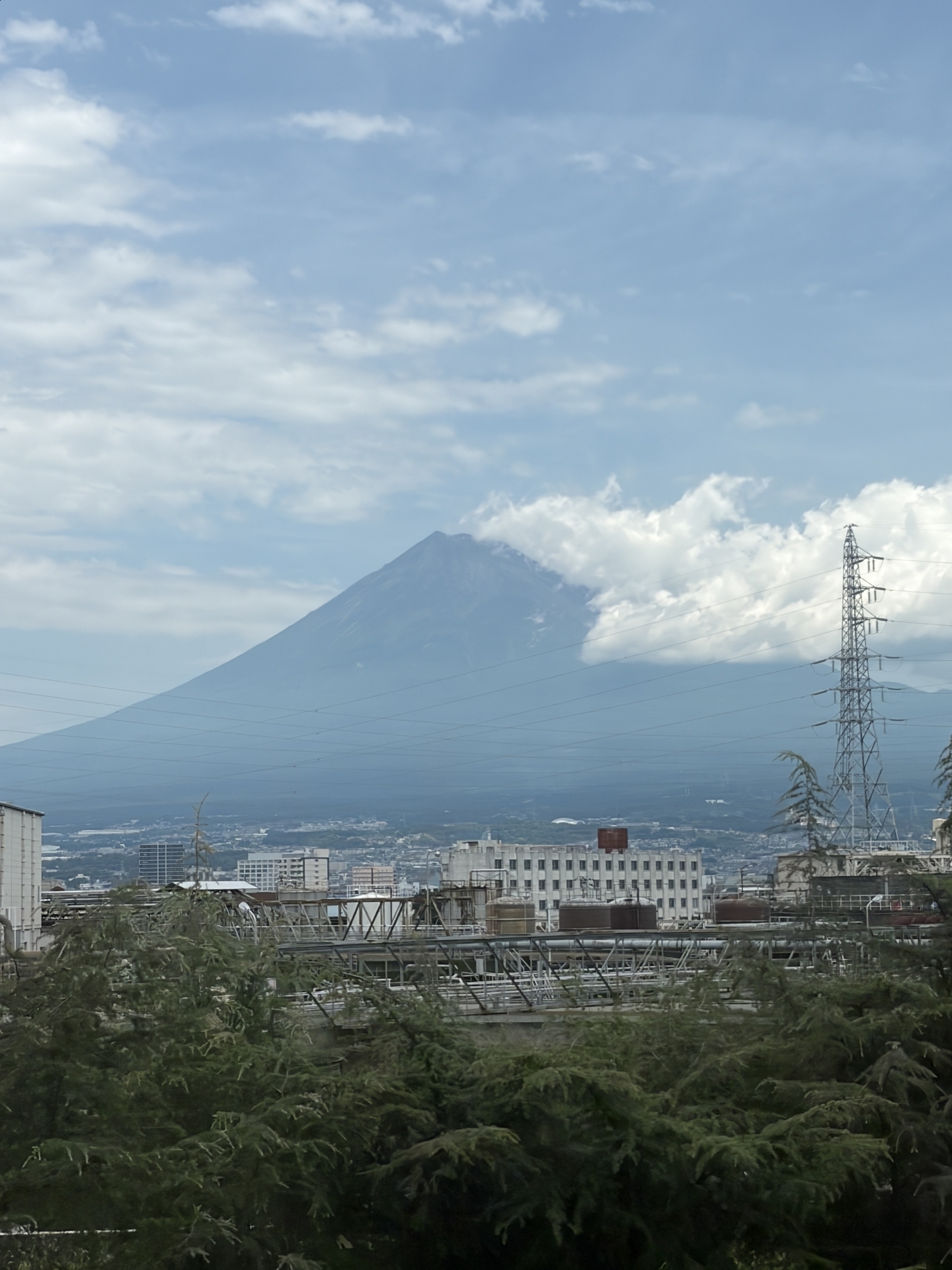 【 ２３２２ 】　夏の富士山に想う・・。